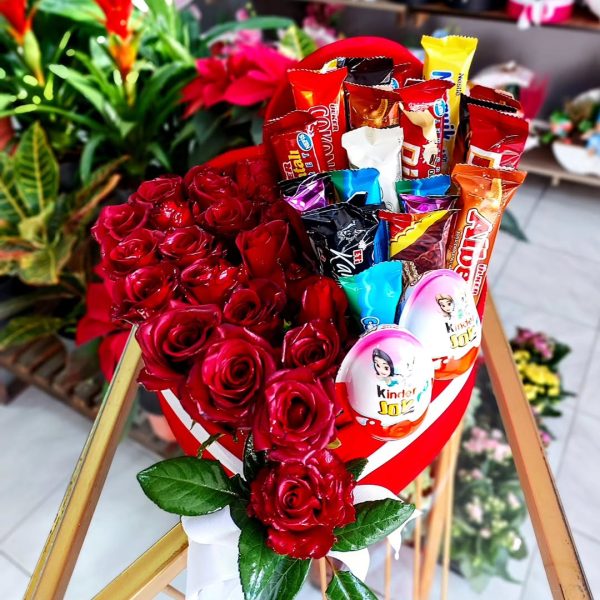Kutuda Çikolata ve Gül Aranjmanı